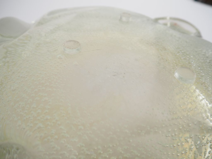 MURANO.  Grande coupe polylobée en verre translucide et bullé. Diam. 3