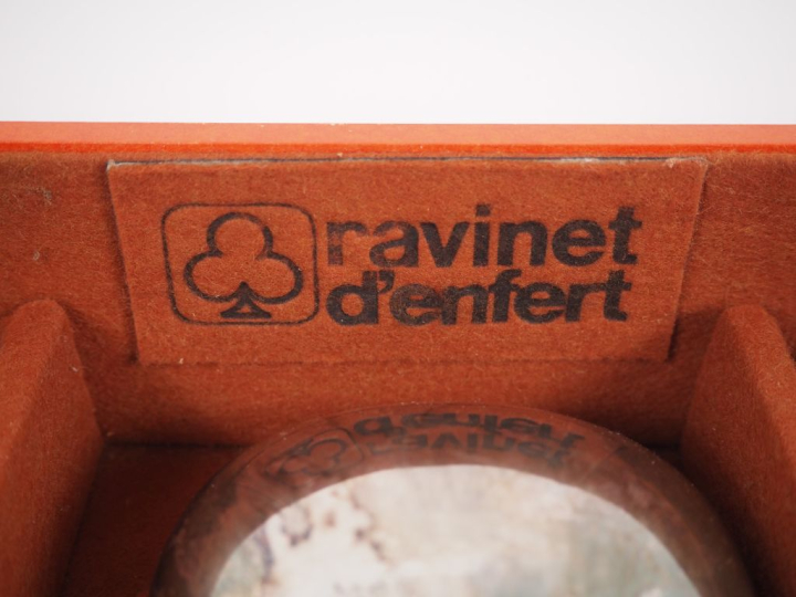 RAVINET. D'ENFERT.  Ménagère en métal argenté comprenant :  une louche