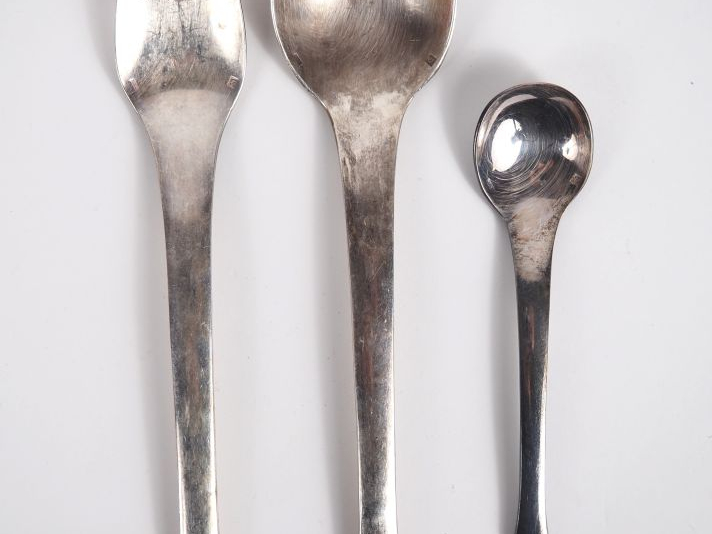 RAVINET. D'ENFERT.  Ménagère en métal argenté comprenant :  une louche