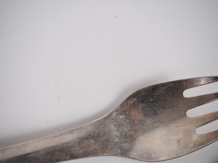 RAVINET. D'ENFERT.  Ménagère en métal argenté comprenant :  une louche