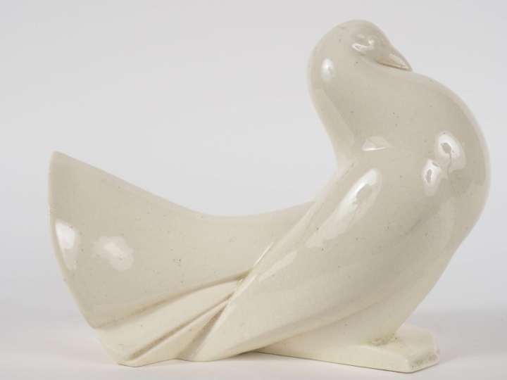 PRIMAVERA.  Sujet en céramique crème "colombe" Signé