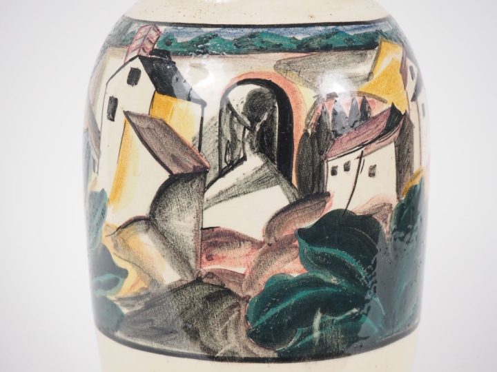 Vase en céramique polychrome à décor de paysage, de village et de mari