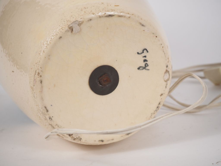 Vase en céramique polychrome à décor de paysage, de village et de mari