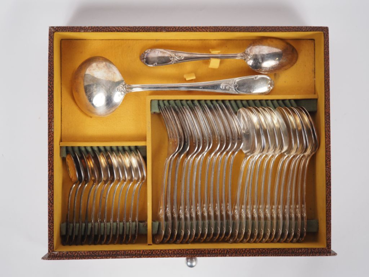 Ménagère en métal argenté de style Louis XV comprenant :  une louche u