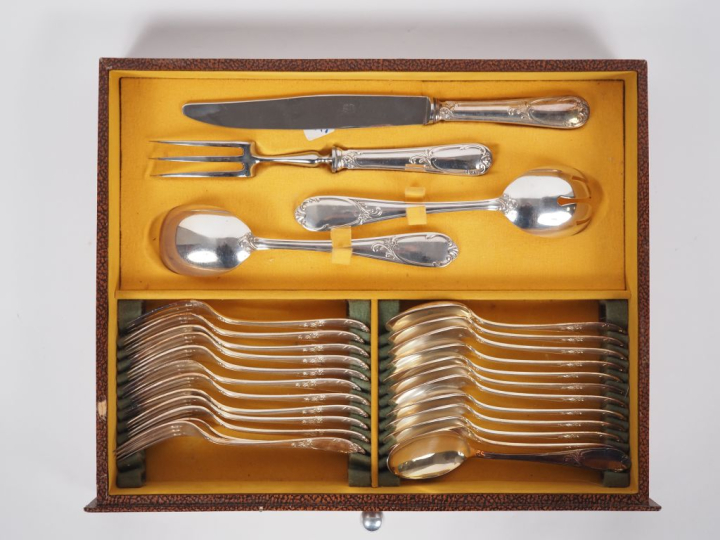 Ménagère en métal argenté de style Louis XV comprenant :  une louche u