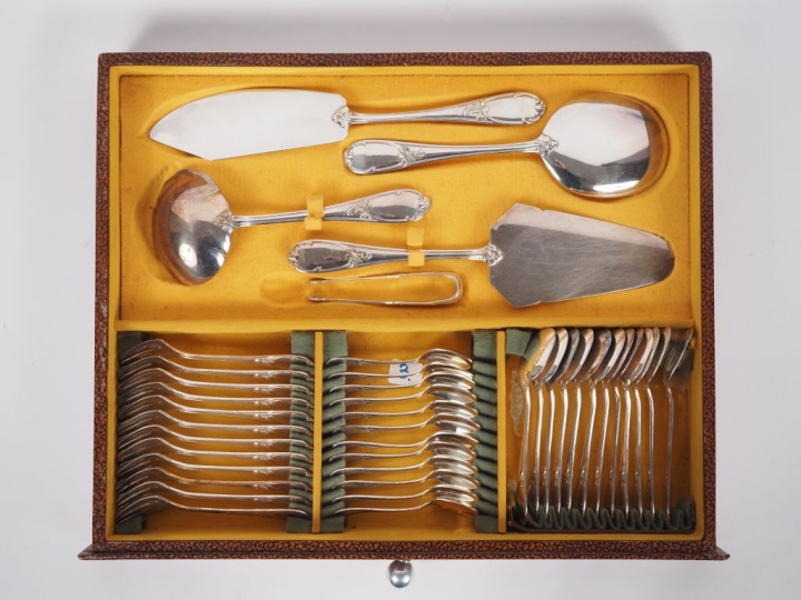 Ménagère en métal argenté de style Louis XV comprenant :  une louche u