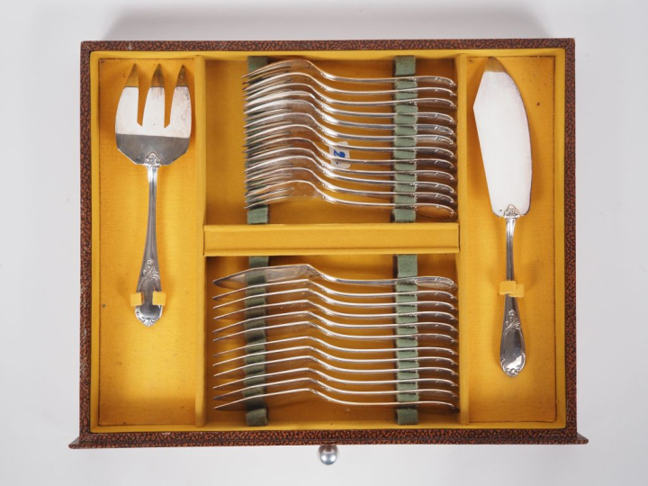 Ménagère en métal argenté de style Louis XV comprenant :  une louche u