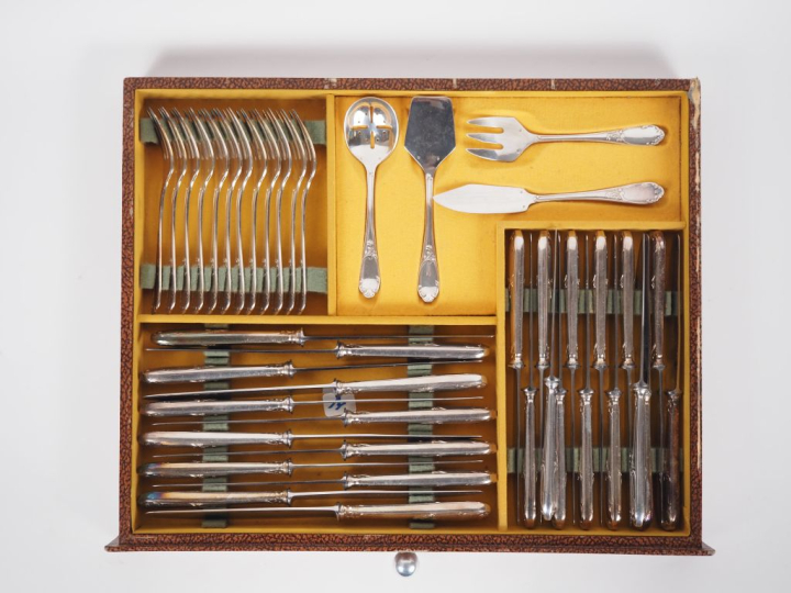 Ménagère en métal argenté de style Louis XV comprenant :  une louche u