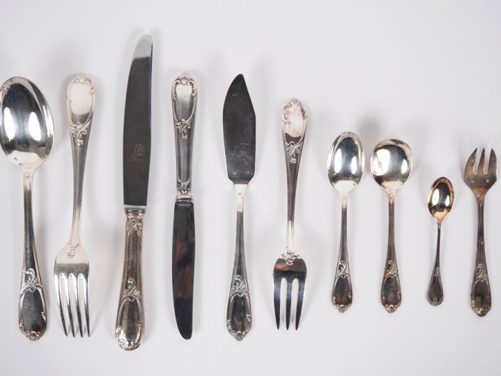 Ménagère en métal argenté de style Louis XV comprenant :  une louche u