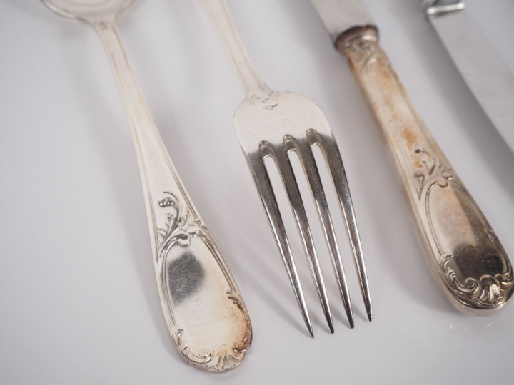 Ménagère en métal argenté de style Louis XV comprenant :  une louche u