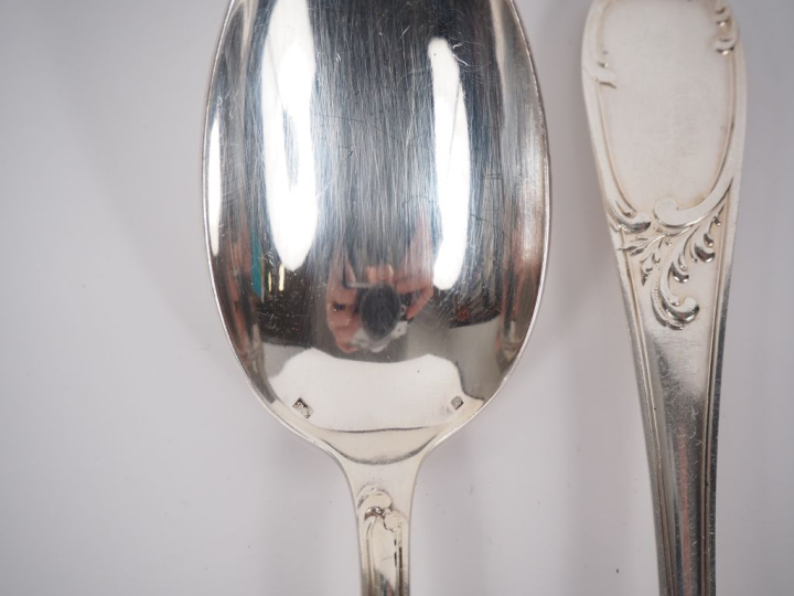 Ménagère en métal argenté de style Louis XV comprenant :  une louche u