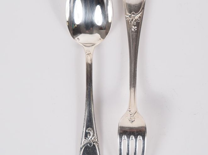 Ménagère en métal argenté de style Louis XV comprenant :  une louche u