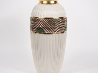Vente aux enchères Vase ovoide de style Art Déco en céramique beige, verte et dorée.  Sig