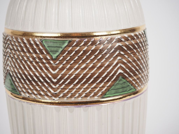 Vase ovoide de style Art Déco en céramique beige, verte et dorée.  Sig