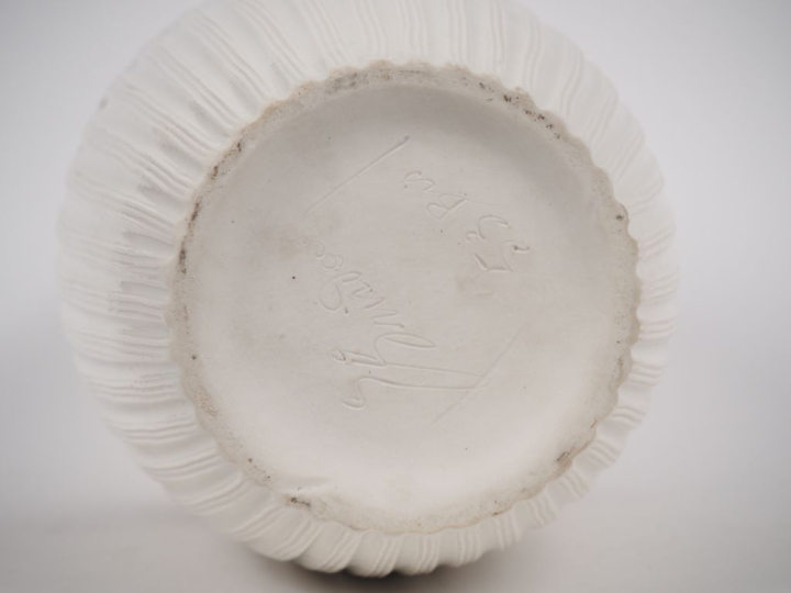 Vase ovoide de style Art Déco en céramique beige, verte et dorée.  Sig