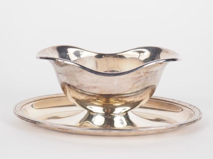 CHRISTOFLE Saucière en métal argenté, modèle à filet. Dim. 9 x 22,5 x 