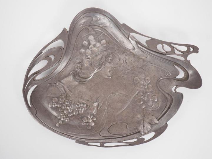 Vide poche Art Nouveau en étain, à décor de vendangeuse. Dim. 23 x 28,