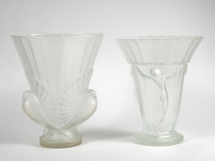 2 vases de style Art Déco en verre moulé à décor de danseuses et de pi