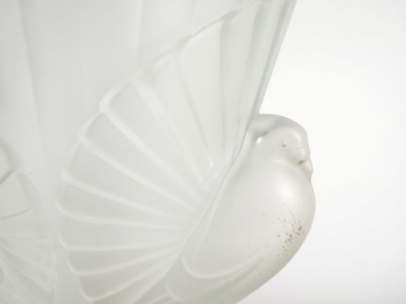 2 vases de style Art Déco en verre moulé à décor de danseuses et de pi