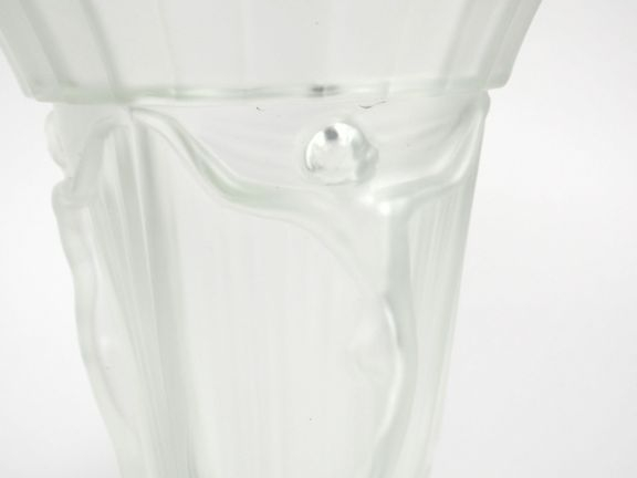 2 vases de style Art Déco en verre moulé à décor de danseuses et de pi