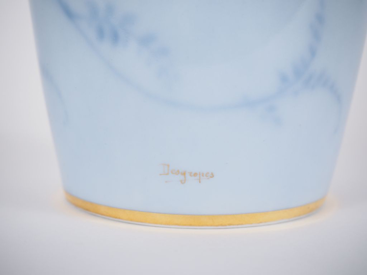 LIMOGES.  Vase ovoide en porcelaine à décor en camaieu bleu de glycine