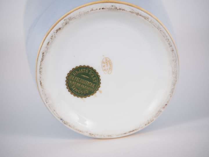 LIMOGES.  Vase ovoide en porcelaine à décor en camaieu bleu de glycine