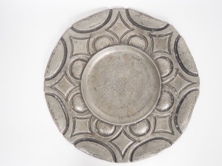 CHANAL.  Plat Art Déco en étain, à décor de motifs géométriques. Signé