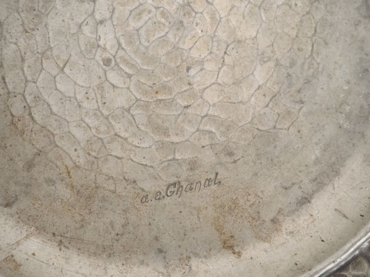 CHANAL.  Plat Art Déco en étain, à décor de motifs géométriques. Signé