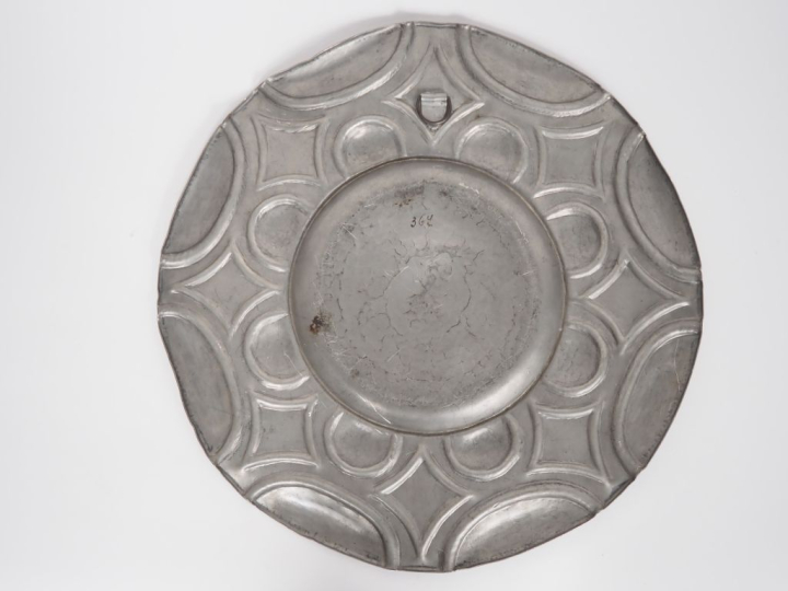 CHANAL.  Plat Art Déco en étain, à décor de motifs géométriques. Signé