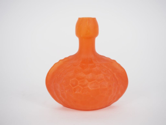 Vente aux enchères Soliflore Art Déco en verre orangé, à décor d'alvéoles. H. 17 cm