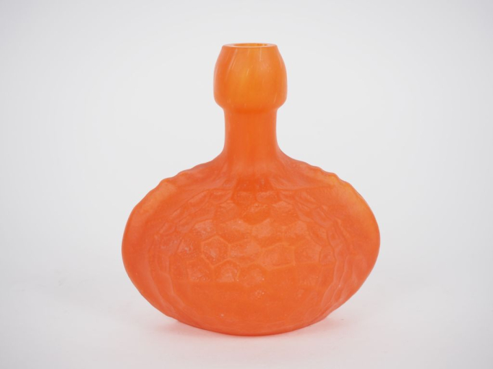 Soliflore Art Déco en verre orangé, à décor d'alvéoles. H. 17 cm