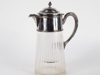 Vente aux enchères Carafe à jus de fruits de style Louis XVI, en cristal et métal argenté