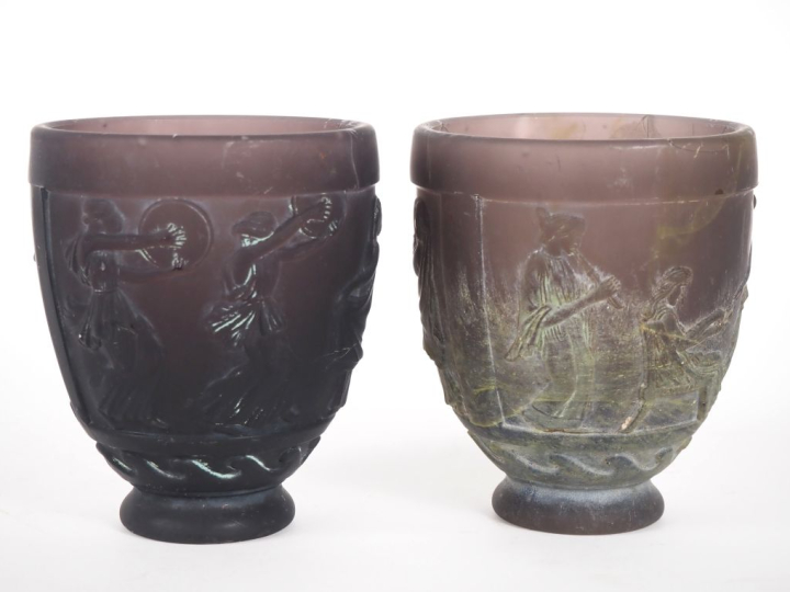 DE FEURE.  Paire de vases en verre moulé mauve, à décor de danseuse à 