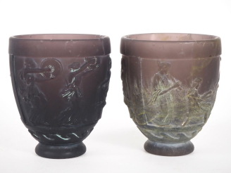Vente aux enchères DE FEURE.  Paire de vases en verre moulé mauve, à décor de danseuse à 