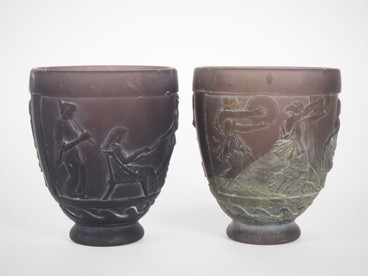 DE FEURE.  Paire de vases en verre moulé mauve, à décor de danseuse à 