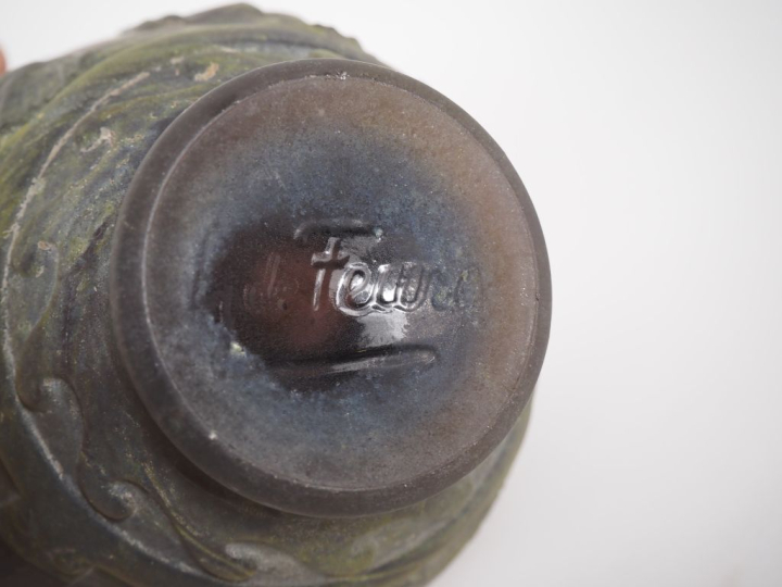 DE FEURE.  Paire de vases en verre moulé mauve, à décor de danseuse à 