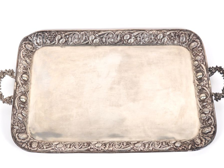 Grand plateau en métal argenté, à décor en repoussé de fleurs, anses f