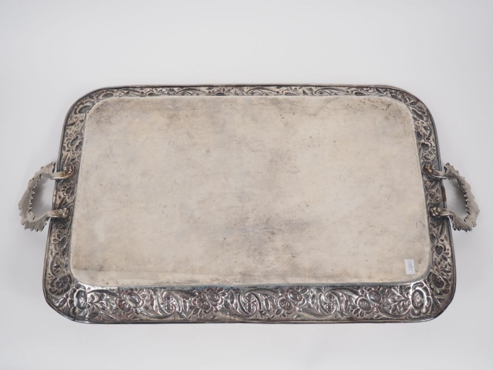 Grand plateau en métal argenté, à décor en repoussé de fleurs, anses f