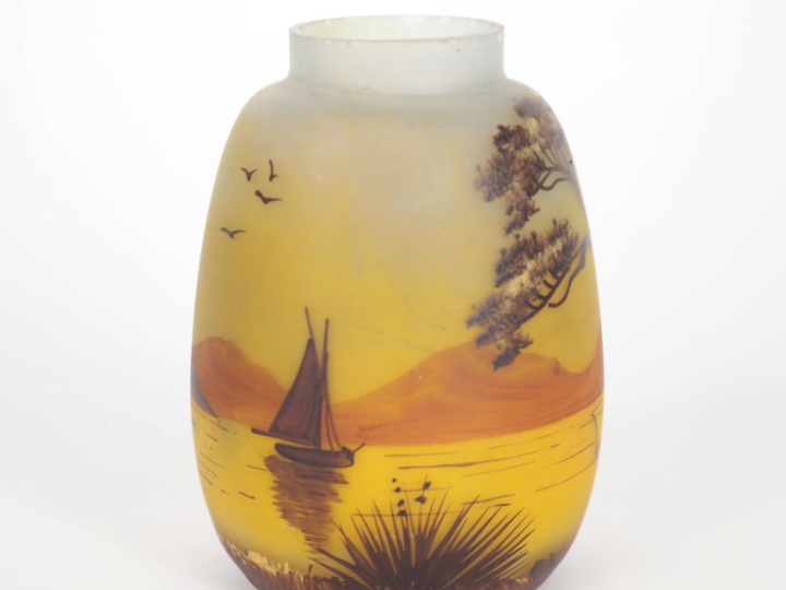 Petit vase de style Art Déco en verre peint à décor de paysage maritim