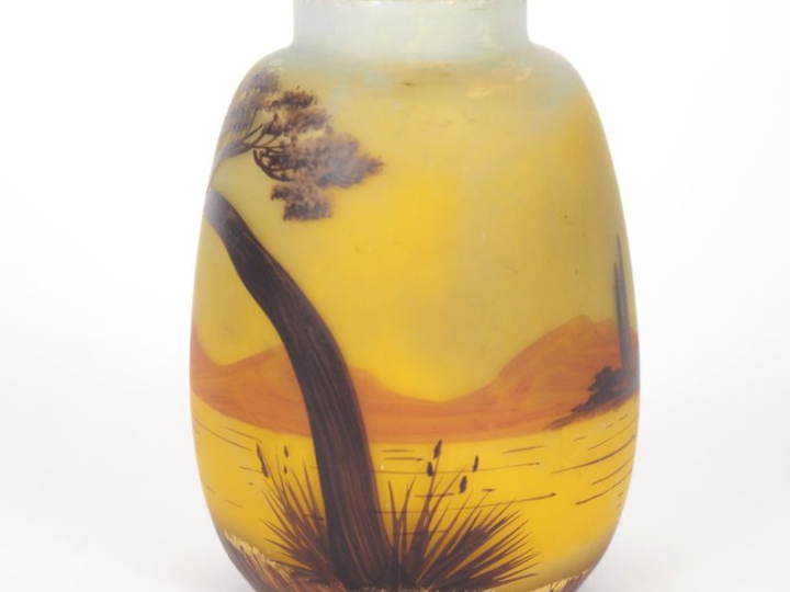 Petit vase de style Art Déco en verre peint à décor de paysage maritim