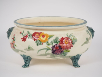 Vente aux enchères Jardinière 1900 en barbotine à décor de fleurs polychromes sur fond cl