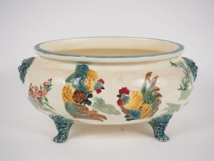 Jardinière 1900 en barbotine à décor de fleurs polychromes sur fond cl