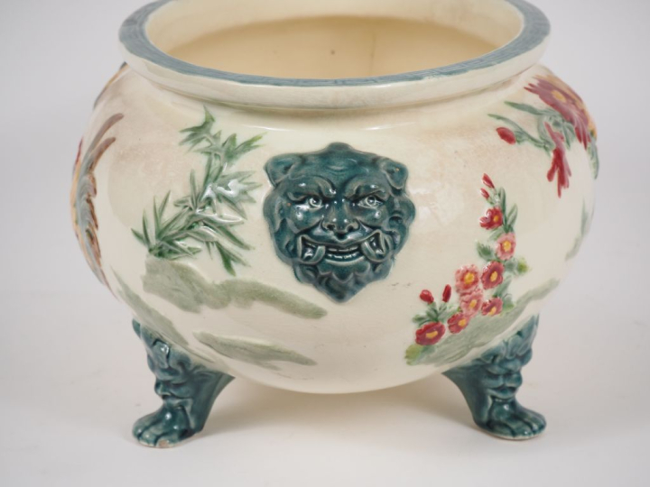 Jardinière 1900 en barbotine à décor de fleurs polychromes sur fond cl