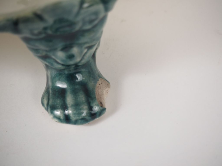 Jardinière 1900 en barbotine à décor de fleurs polychromes sur fond cl