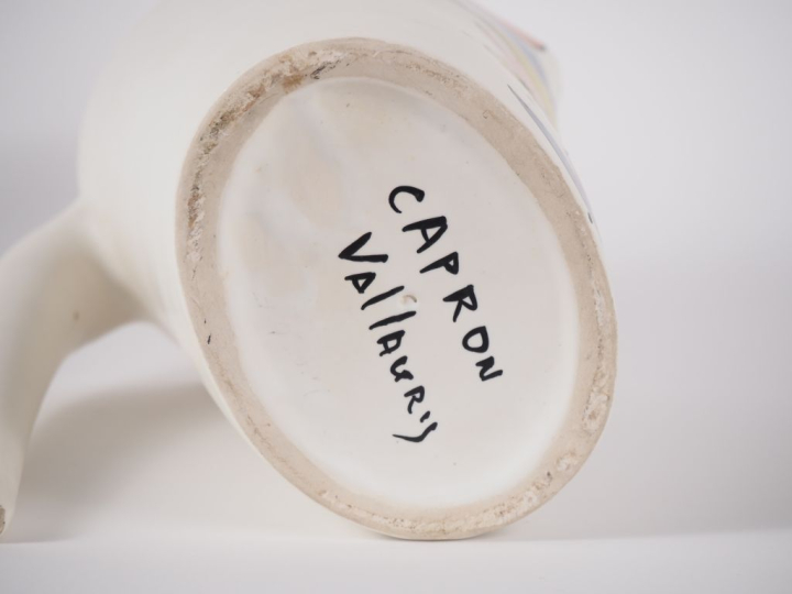 CAPRON à Vallauris.  Grand pichet en céramique à décor de poissons et 