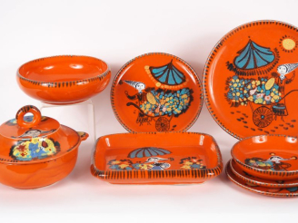 Vente aux enchères VALLAURIS.  Partie de service de table en céramique, à décor de jeune 