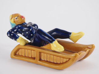 Vente aux enchères FERLEY à Vallauris.  "La lugeuse" Sujet humoristique en céramique poly
