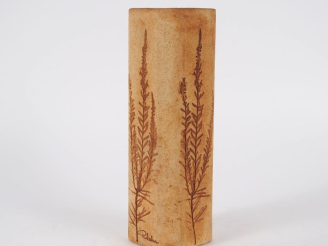 Vente aux enchères LEDUC.  Vase en grès brun à décor de feuillage Signé H. 24,5 cm