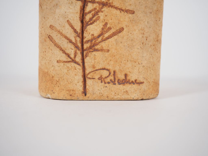 LEDUC.  Vase en grès brun à décor de feuillage Signé H. 24,5 cm