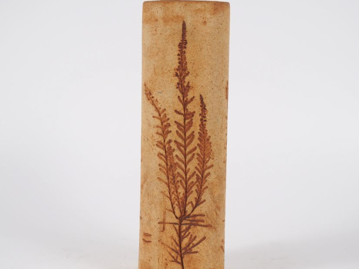 LEDUC.  Vase en grès brun à décor de feuillage Signé H. 24,5 cm